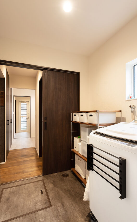 華建築 【3000万円台前半|37坪|平屋＋α|間取り図有】主寝室を１階にして快適生活を叶えたモダンデザインの家の建築実例画像12