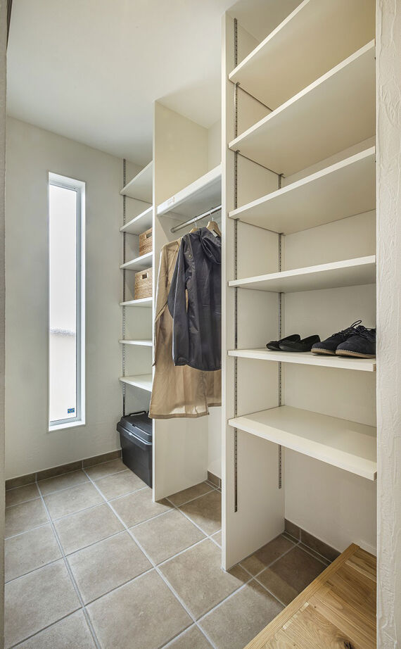 華建築 【2000万円台後半|25坪|平屋|間取り図有】趣味の陶芸作品を飾って楽しむ。回転扉のある遊び心満載の平屋の建築実例画像3