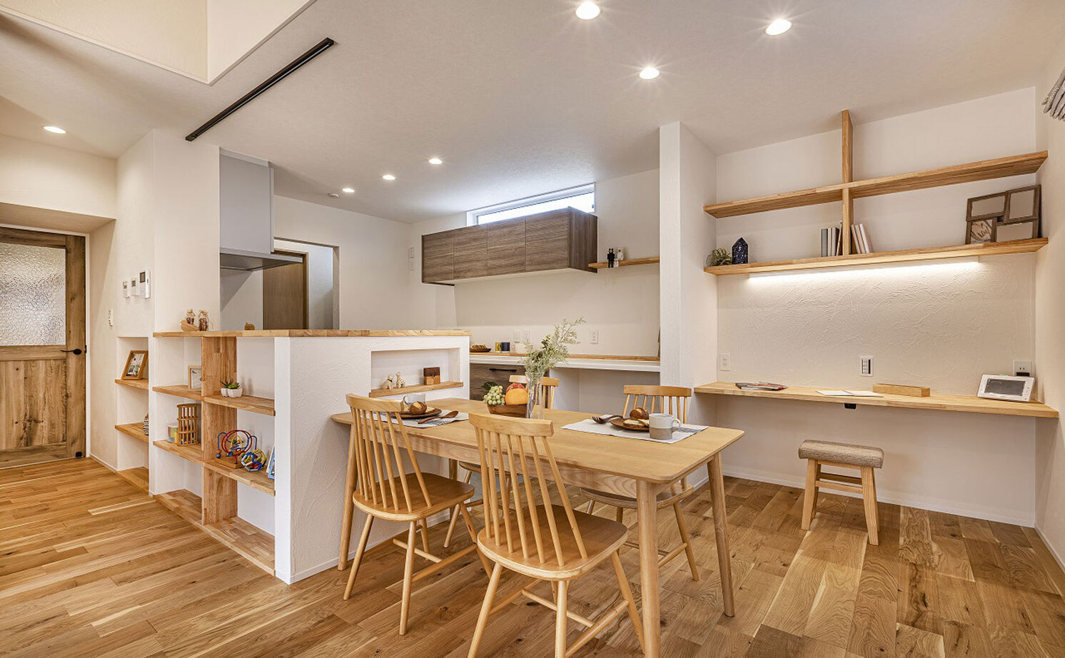 華建築 【2000万円台後半|35坪|間取り図有】無垢材の温かみ広がる広々空間でC値0.06の高気密を実現した家の建築実例画像