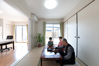 アッシュホーム 【間取り図】夏は涼しく冬は暖かい。16.5坪コンパクトな2人の住まいの「平屋住宅」を、1000万円以下で実現!の建築実例画像4