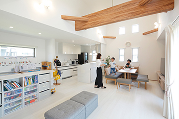 アッシュホーム 【愛知県/価格1000万円台/間取り図】1.5階で吹き抜け＆スキップフロア&大収納のあるおしゃれなコの字型平屋の建築実例画像3