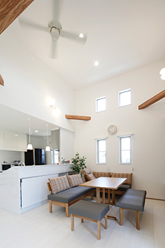 アッシュホーム 【愛知県/価格1000万円台/間取り図】1.5階で吹き抜け＆スキップフロア&大収納のあるおしゃれなコの字型平屋の建築実例画像5