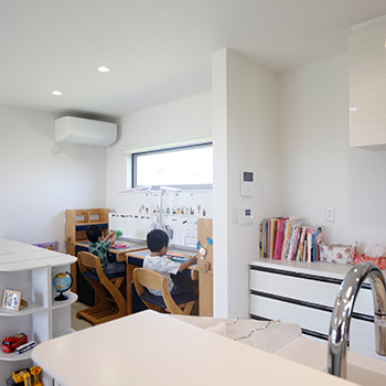 アッシュホーム 【愛知県/価格1000万円台/間取り図】1.5階で吹き抜け＆スキップフロア&大収納のあるおしゃれなコの字型平屋の建築実例画像6