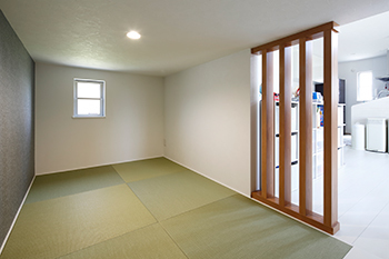 アッシュホーム 【愛知県/価格1000万円台/間取り図】1.5階で吹き抜け＆スキップフロア&大収納のあるおしゃれなコの字型平屋の建築実例画像7