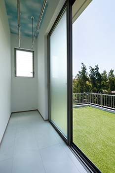 アッシュホーム 【愛知県/価格1000万円台/間取り図】1.5階で吹き抜け＆スキップフロア&大収納のあるおしゃれなコの字型平屋の建築実例画像9