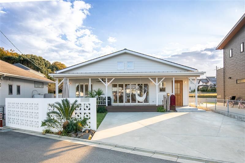 アートハウス 【奈良/平屋/2000万円台/間取り有】ラップサイディングにカバードポーチのカリフォルニアスタイルのお家の建築実例画像2