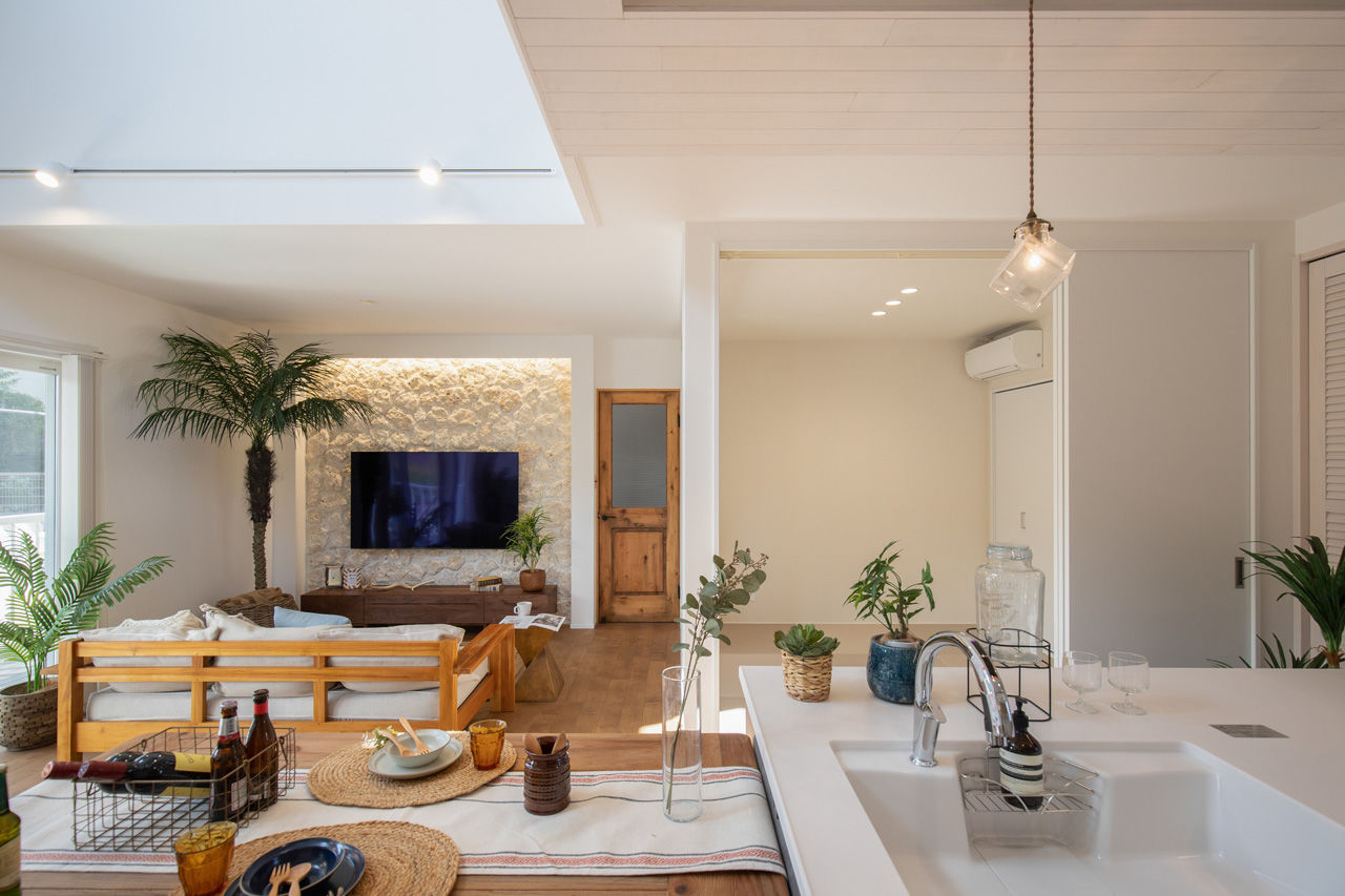 アートハウス 【3000万円台】無垢床や板張りの天井、琉球石灰岩。自然素材を印象的に使った家の建築実例画像3