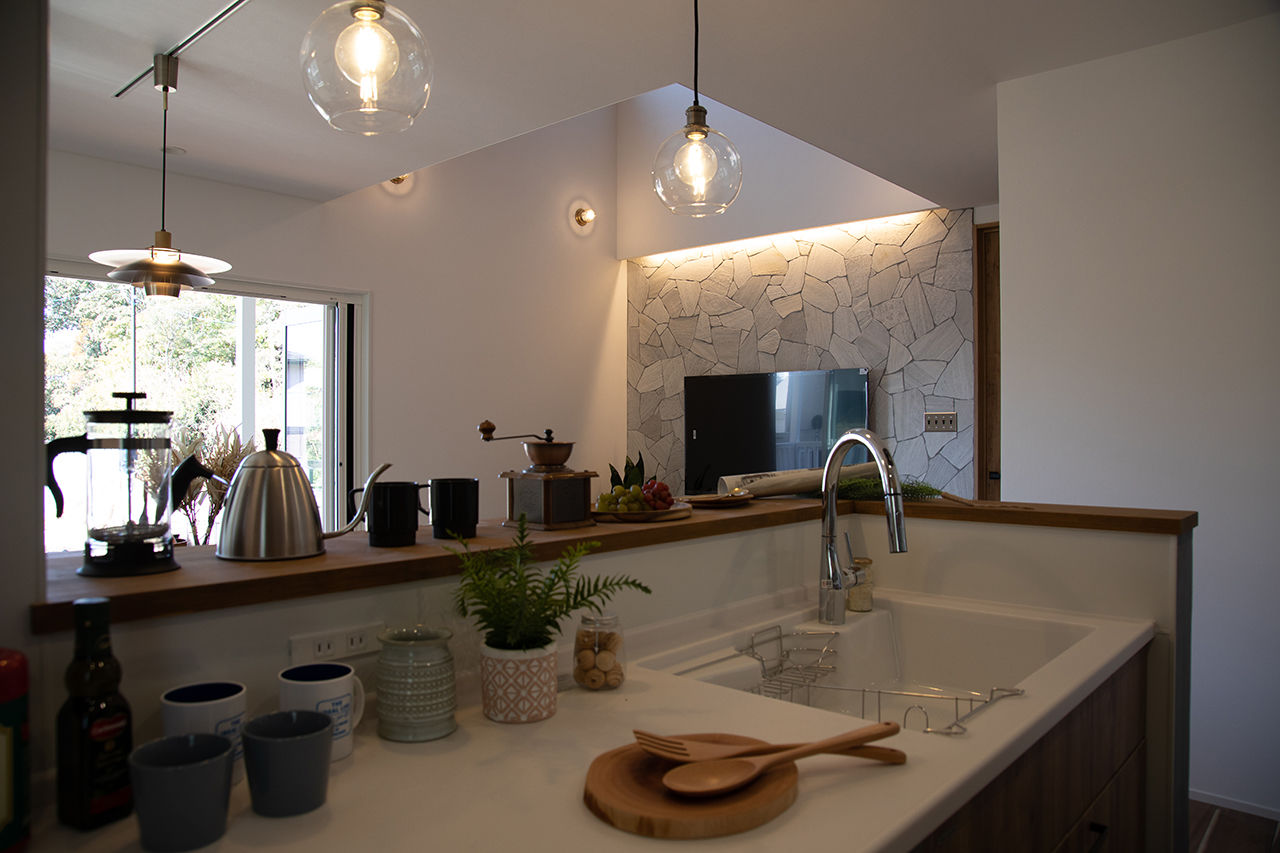 アートハウス 【4000万円台/62.5坪】オーバースライダーのインナーガレージ付。趣味を満喫、カリフォルニアスタイルの家の建築実例画像4