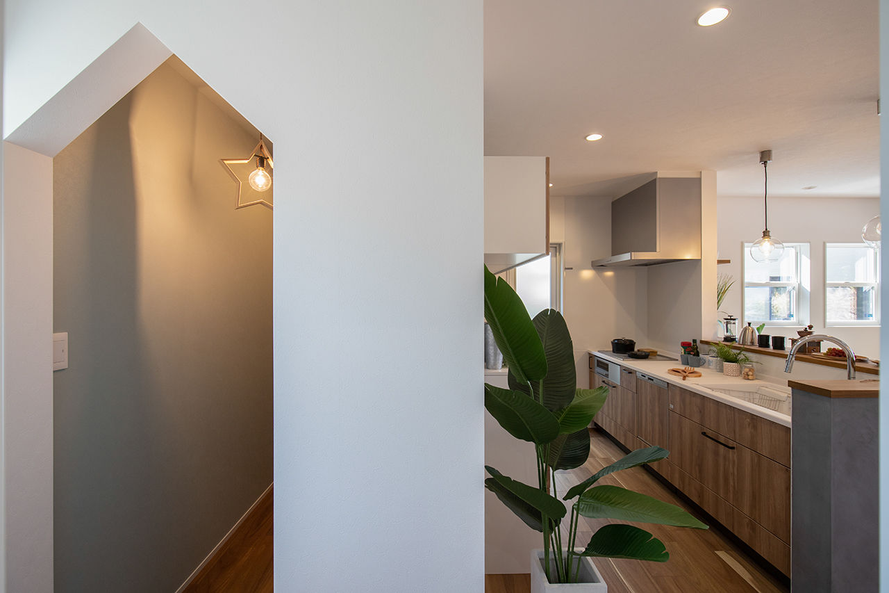 アートハウス 【4000万円台/62.5坪】オーバースライダーのインナーガレージ付。趣味を満喫、カリフォルニアスタイルの家の建築実例画像5