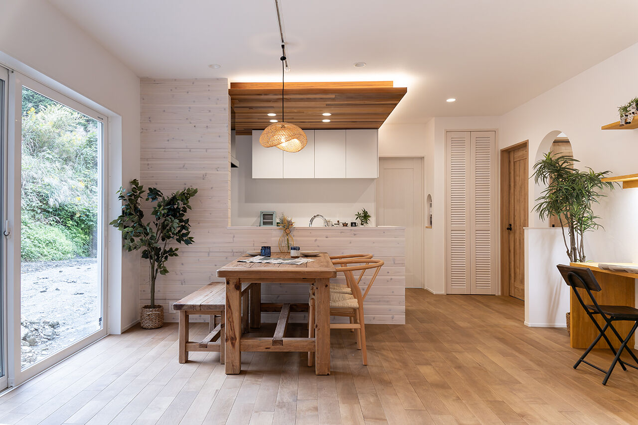 アートハウス 【4000万円台～】おしゃれなブルーがアクセント、自然豊かな周囲と調和したカリフォルニアスタイルの家の建築実例画像2