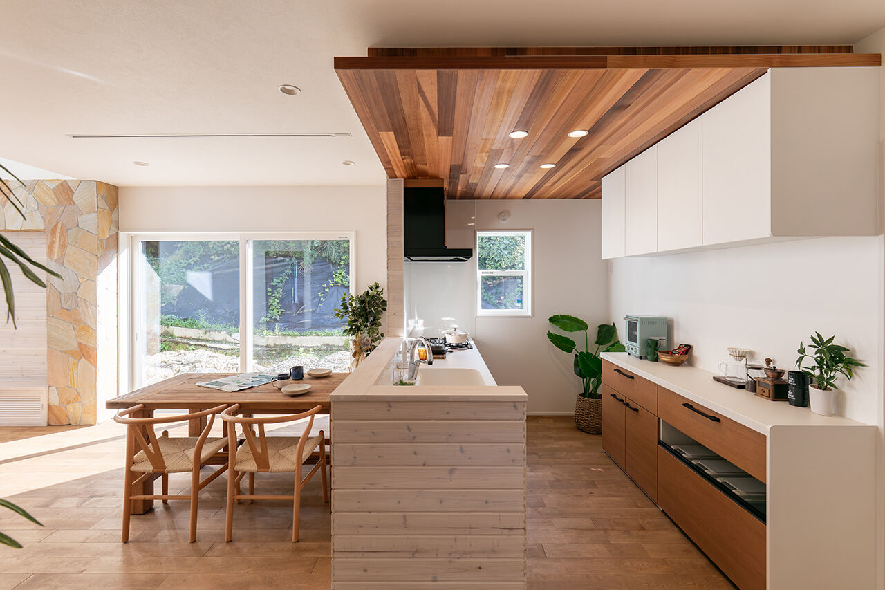 アートハウス 【4000万円台～】おしゃれなブルーがアクセント、自然豊かな周囲と調和したカリフォルニアスタイルの家の建築実例画像4