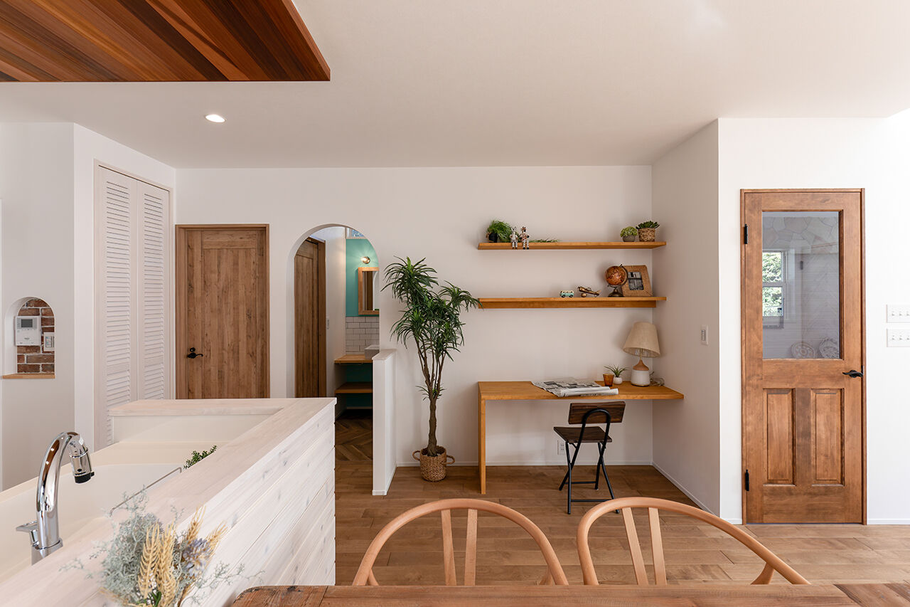 アートハウス 【4000万円台～】おしゃれなブルーがアクセント、自然豊かな周囲と調和したカリフォルニアスタイルの家の建築実例画像5