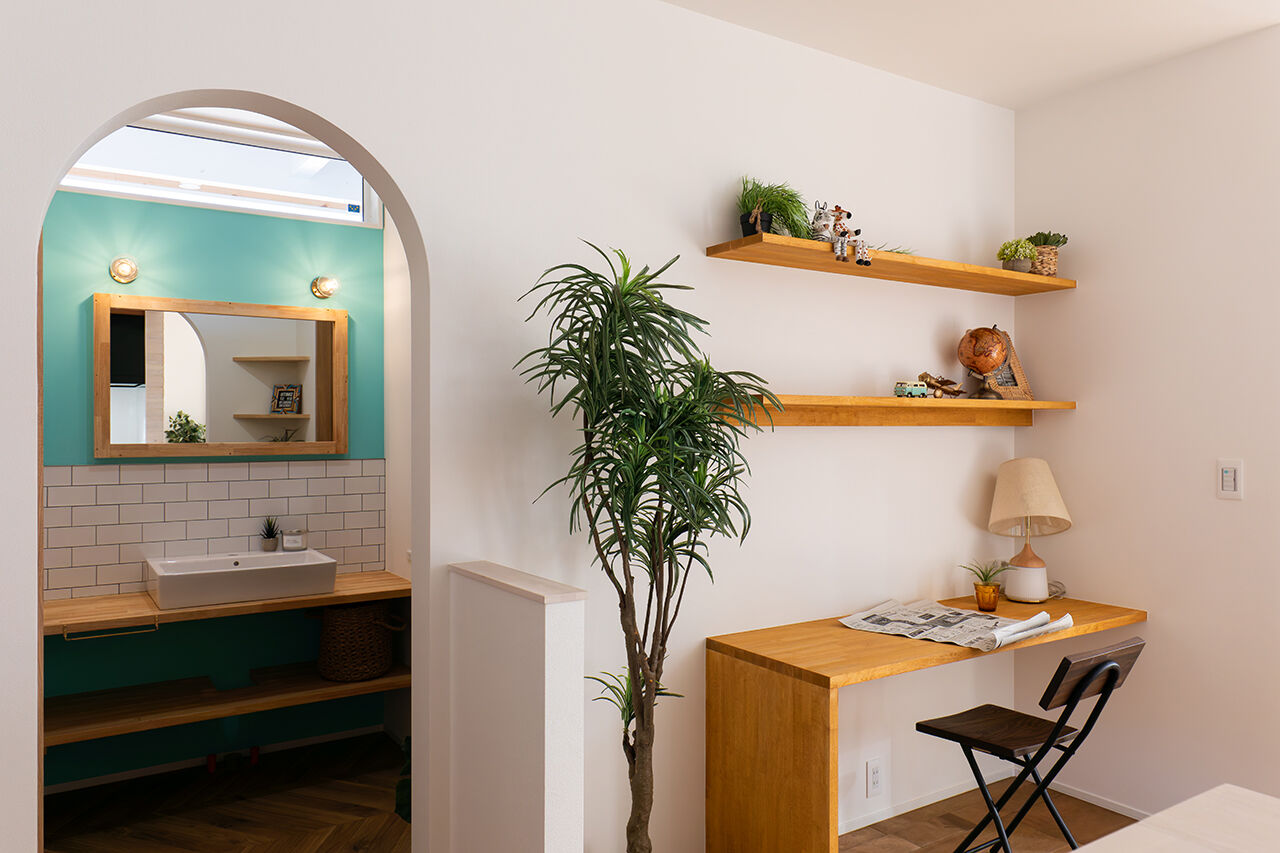 アートハウス 【4000万円台～】おしゃれなブルーがアクセント、自然豊かな周囲と調和したカリフォルニアスタイルの家の建築実例画像6