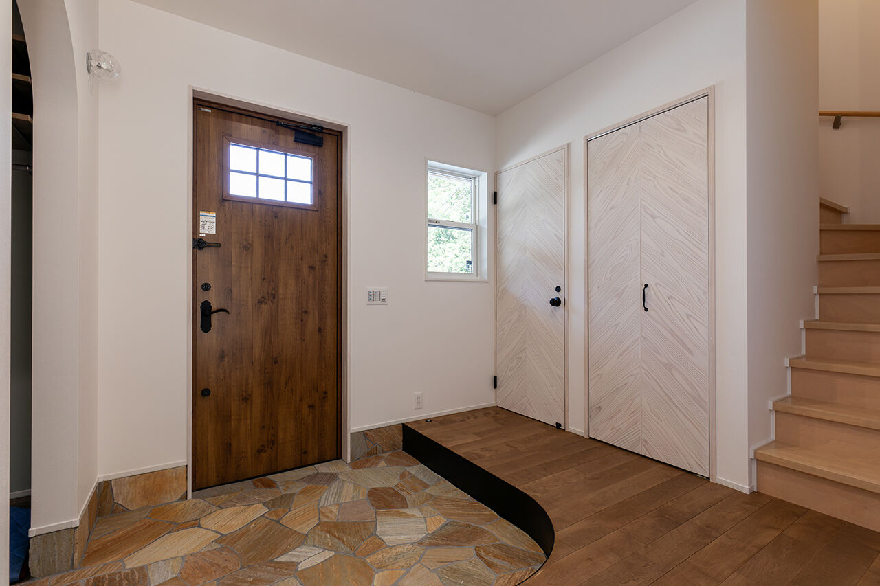 アートハウス 【4000万円台～】おしゃれなブルーがアクセント、自然豊かな周囲と調和したカリフォルニアスタイルの家の建築実例画像7