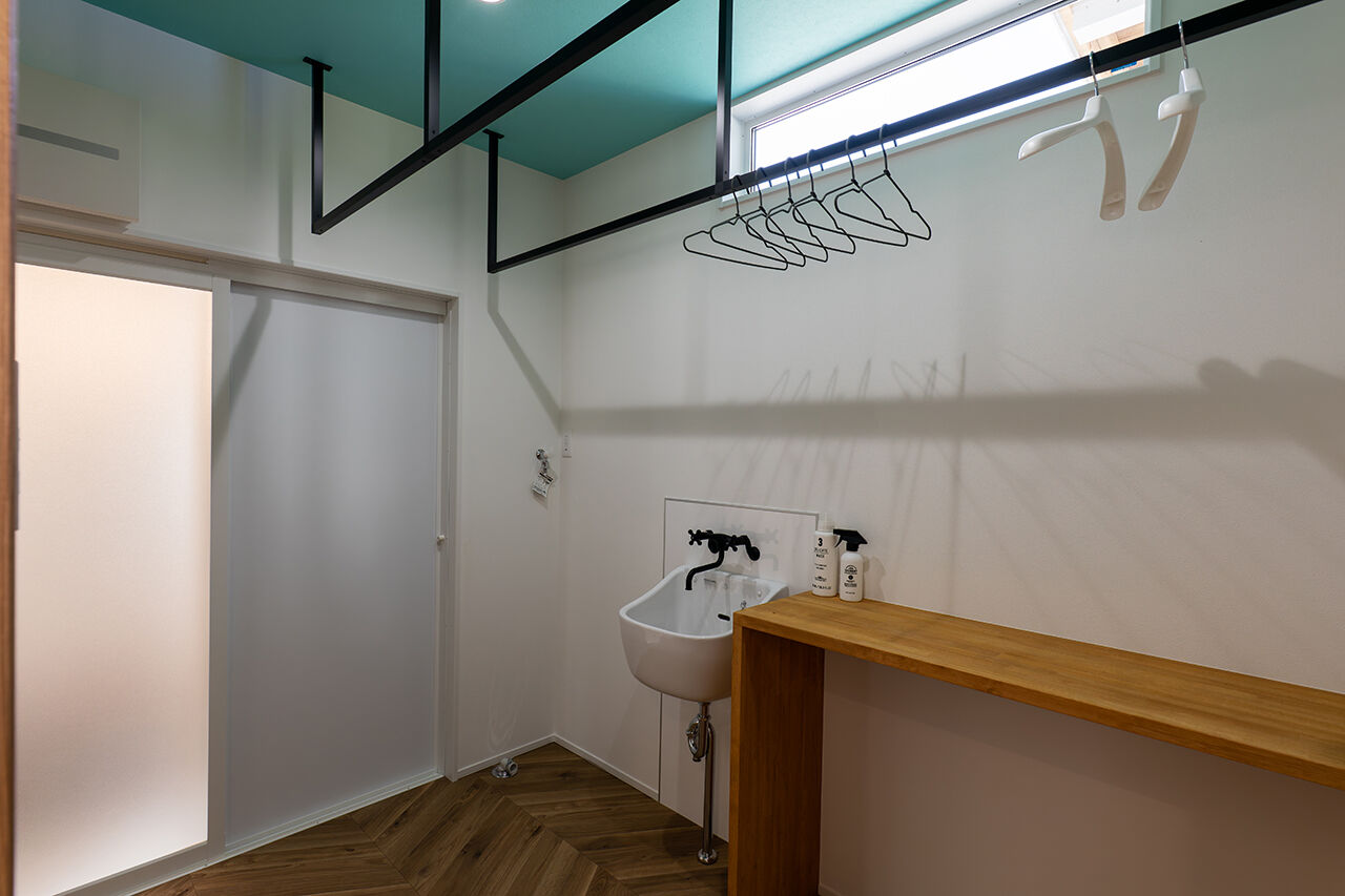 アートハウス 【4000万円台～】おしゃれなブルーがアクセント、自然豊かな周囲と調和したカリフォルニアスタイルの家の建築実例画像8