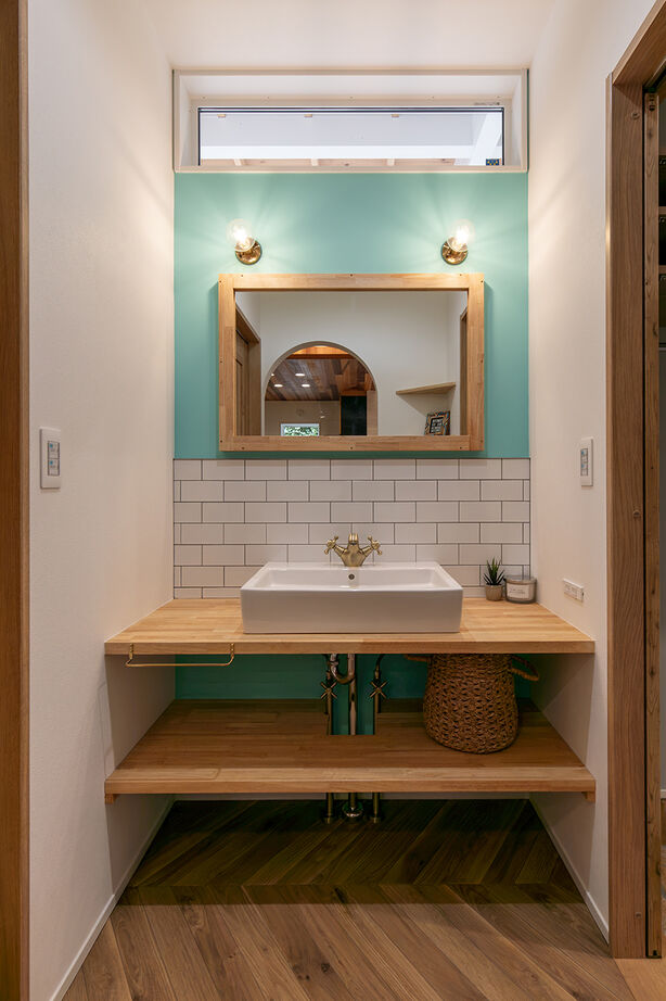 アートハウス 【4000万円台～】おしゃれなブルーがアクセント、自然豊かな周囲と調和したカリフォルニアスタイルの家の建築実例画像9