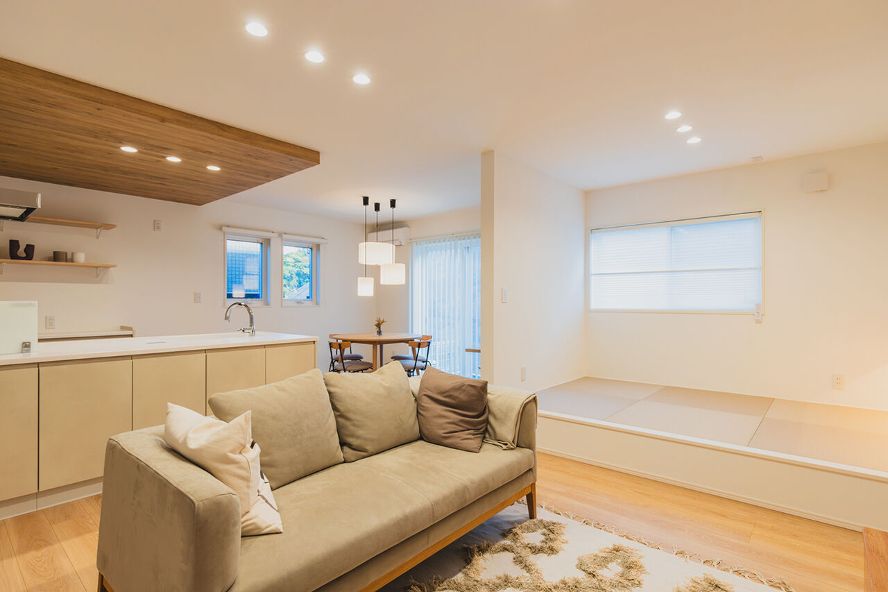 永代ハウス長崎 【Ｌ字型LDK/タタミコーナー】白と木目のデザインで実現した、明るく温もりを感じさせる空間の建築実例画像2