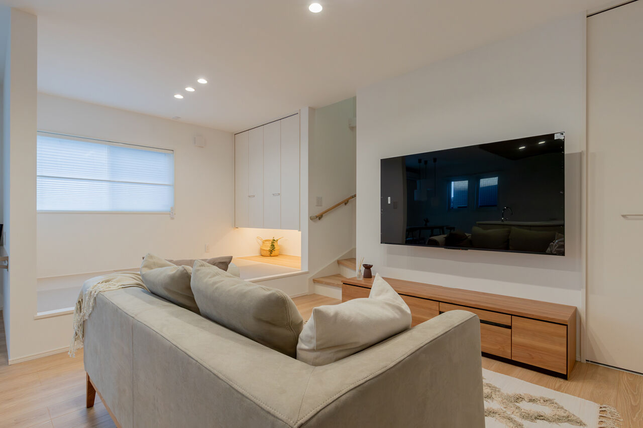 永代ハウス長崎 【Ｌ字型LDK/タタミコーナー】白と木目のデザインで実現した、明るく温もりを感じさせる空間の建築実例画像3