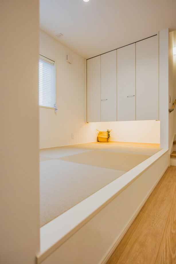 永代ハウス長崎 【Ｌ字型LDK/タタミコーナー】白と木目のデザインで実現した、明るく温もりを感じさせる空間の建築実例画像4