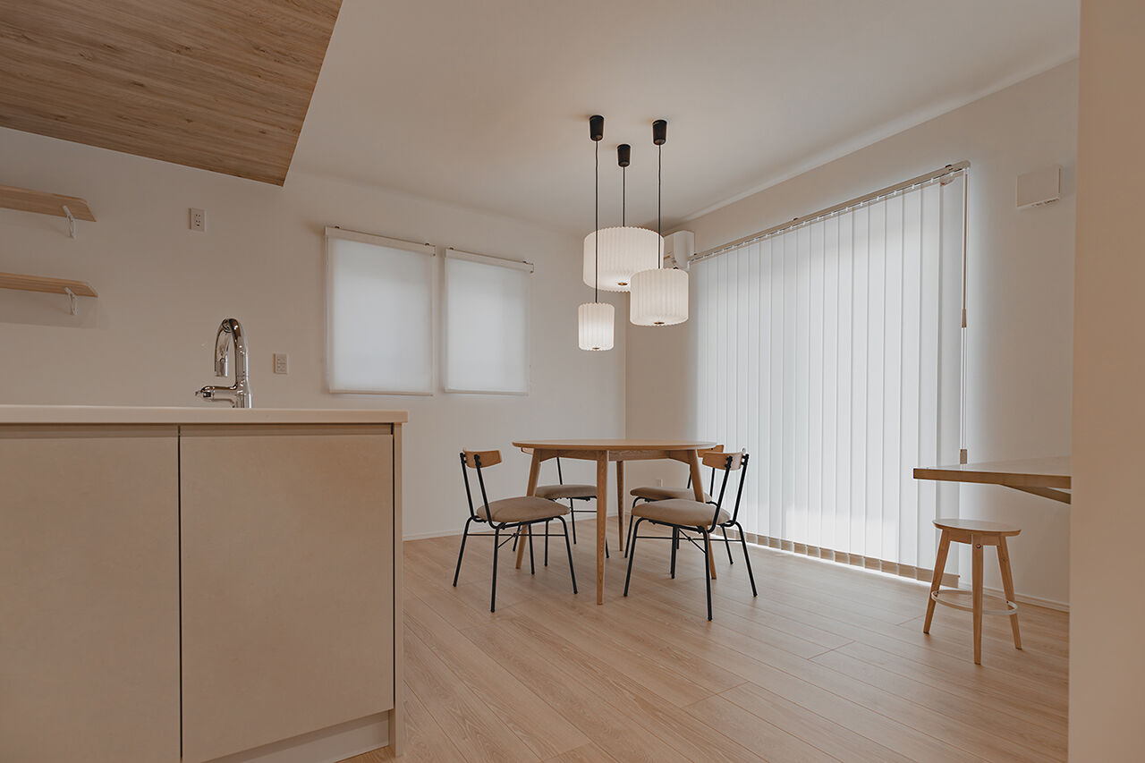 永代ハウス長崎 【Ｌ字型LDK/タタミコーナー】白と木目のデザインで実現した、明るく温もりを感じさせる空間の建築実例画像5