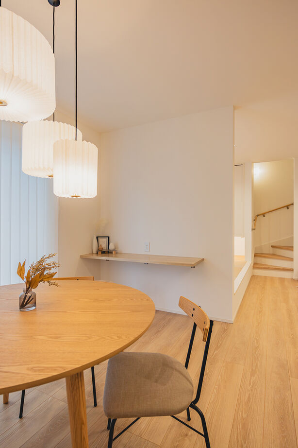 永代ハウス長崎 【Ｌ字型LDK/タタミコーナー】白と木目のデザインで実現した、明るく温もりを感じさせる空間の建築実例画像6