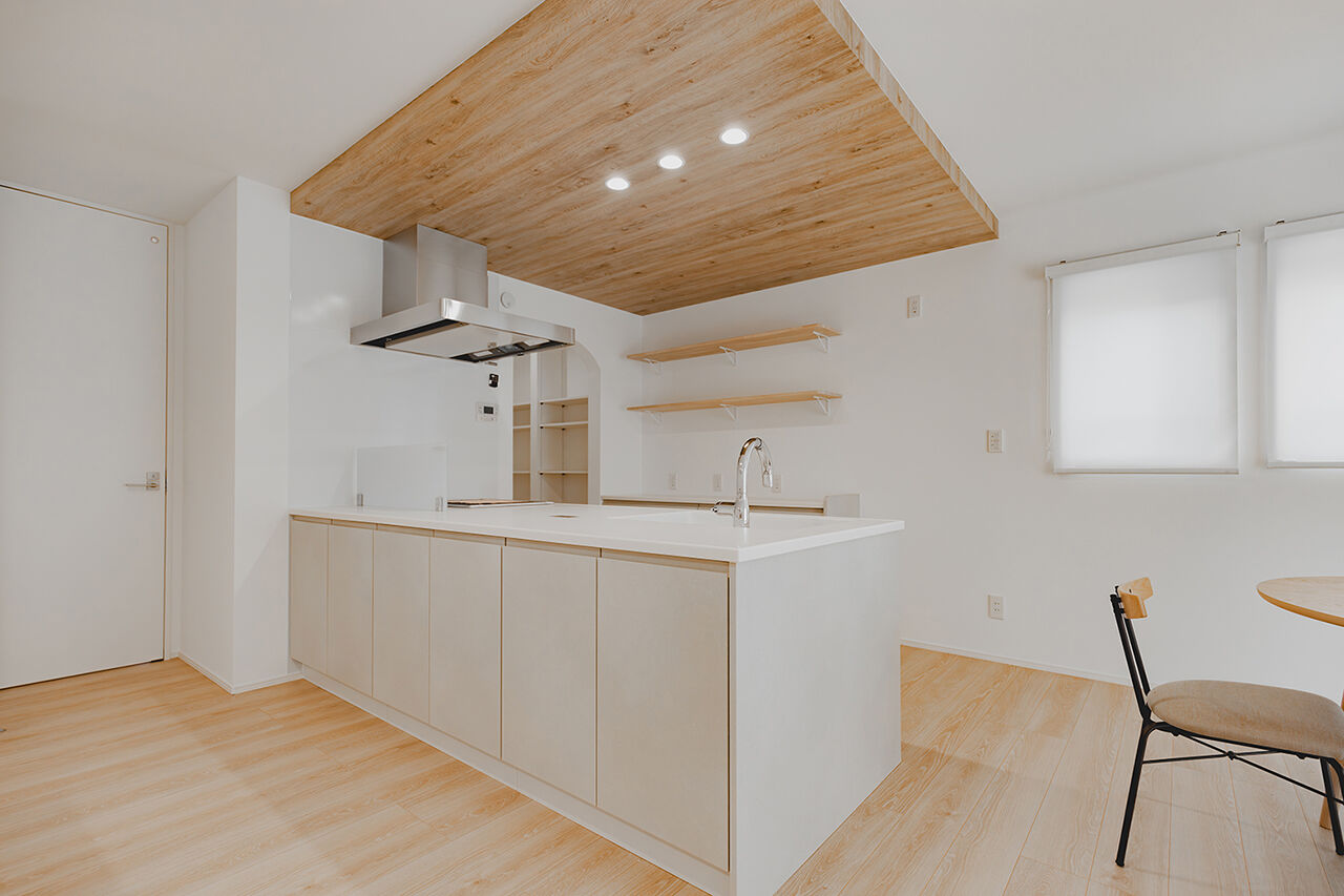 永代ハウス長崎 【Ｌ字型LDK/タタミコーナー】白と木目のデザインで実現した、明るく温もりを感じさせる空間の建築実例画像7