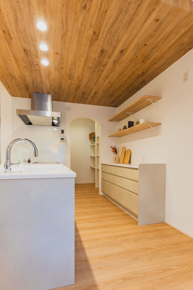 永代ハウス長崎 【Ｌ字型LDK/タタミコーナー】白と木目のデザインで実現した、明るく温もりを感じさせる空間の建築実例画像8