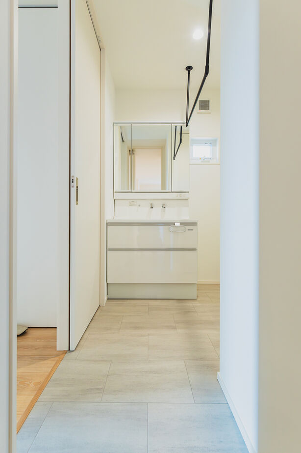 永代ハウス長崎 【Ｌ字型LDK/タタミコーナー】白と木目のデザインで実現した、明るく温もりを感じさせる空間の建築実例画像10