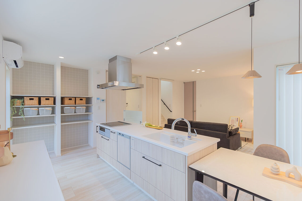 永代ハウス長崎 【Ｌ字型LDK/シューズクローク】白をテーマにしたコーディネートで実現してくれた、明るい暮らしの建築実例画像3