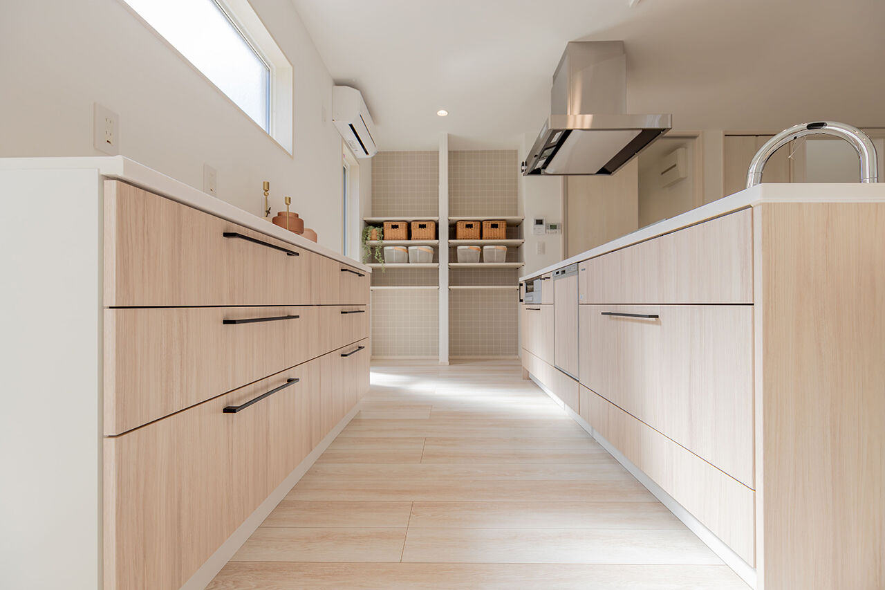 永代ハウス長崎 【Ｌ字型LDK/シューズクローク】白をテーマにしたコーディネートで実現してくれた、明るい暮らしの建築実例画像5