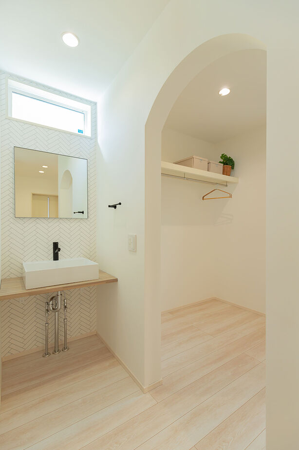 永代ハウス長崎 【Ｌ字型LDK/シューズクローク】白をテーマにしたコーディネートで実現してくれた、明るい暮らしの建築実例画像8