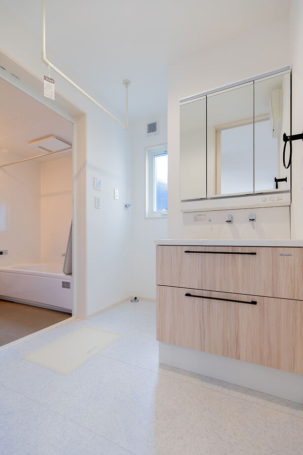 永代ハウス長崎 【Ｌ字型LDK/シューズクローク】白をテーマにしたコーディネートで実現してくれた、明るい暮らしの建築実例画像9