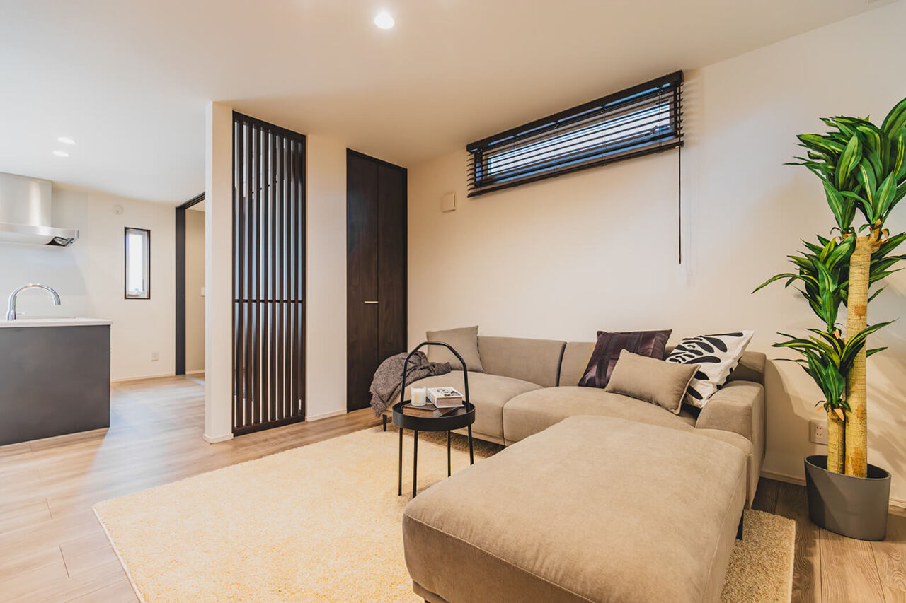 永代ハウス長崎 【Ｌ字型リビング/タタミコーナー】キッチンに立つだけで気分も上がる、ホテルライクな空間の建築実例画像3