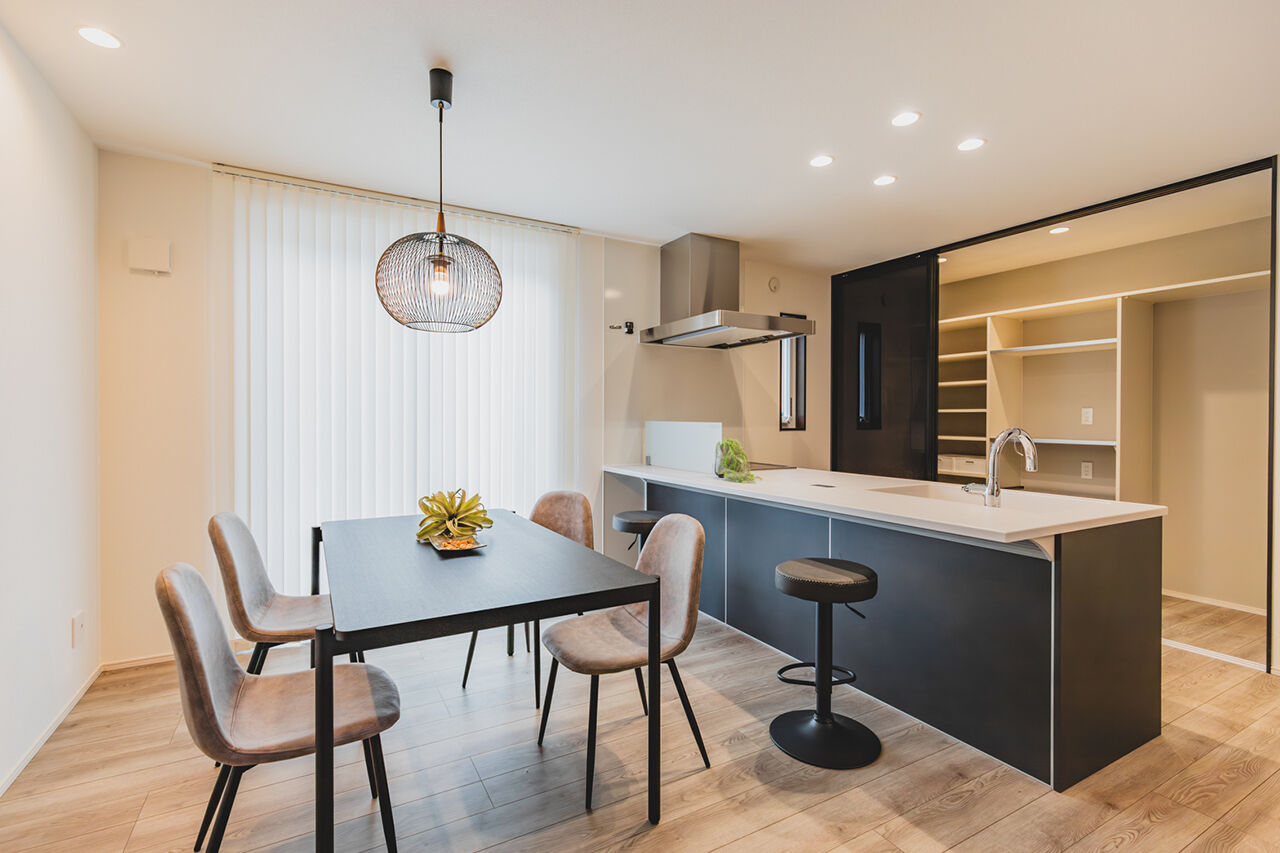 永代ハウス長崎 【Ｌ字型リビング/タタミコーナー】キッチンに立つだけで気分も上がる、ホテルライクな空間の建築実例画像4