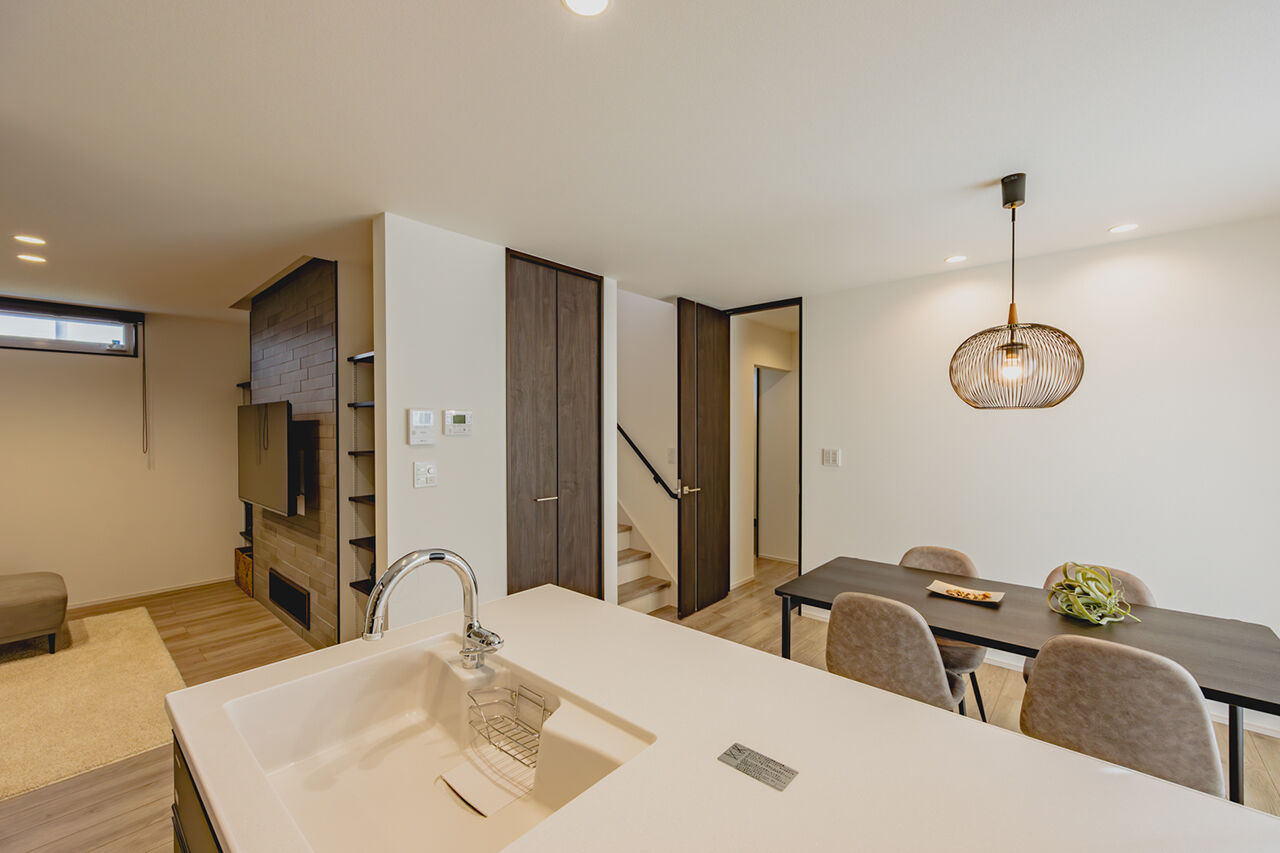 永代ハウス長崎 【Ｌ字型リビング/タタミコーナー】キッチンに立つだけで気分も上がる、ホテルライクな空間の建築実例画像6