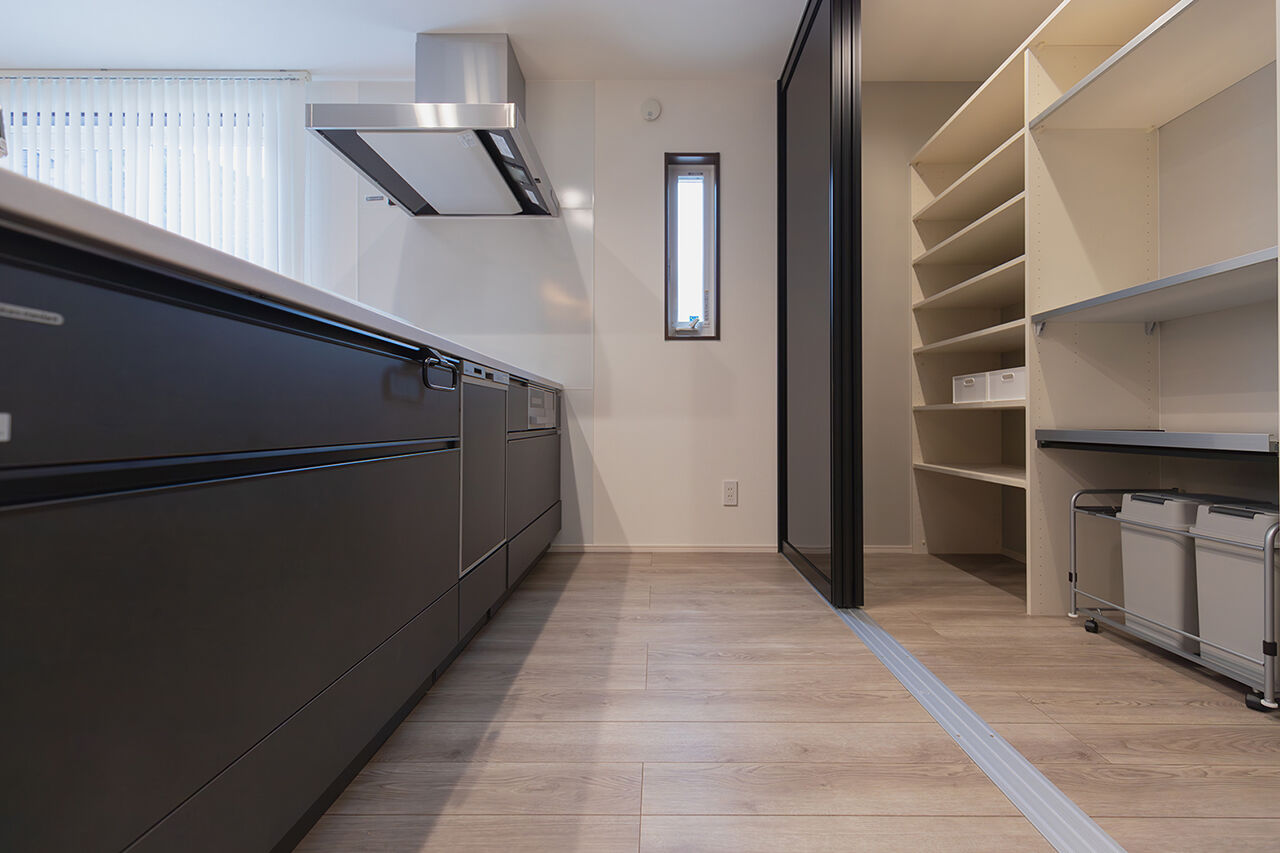 永代ハウス長崎 【Ｌ字型リビング/タタミコーナー】キッチンに立つだけで気分も上がる、ホテルライクな空間の建築実例画像7