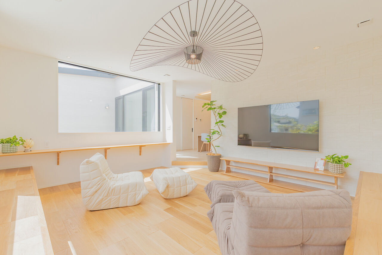 永代ハウス長崎 【平屋/ダウンリビング/中庭】明るいダウンリビングでくつろぐ、仲良し家族の平屋の建築実例画像2