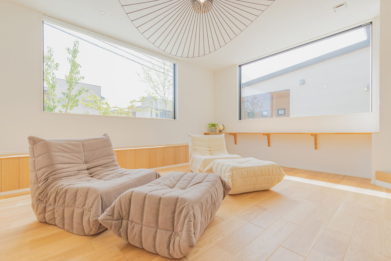 永代ハウス長崎 【平屋/ダウンリビング/中庭】明るいダウンリビングでくつろぐ、仲良し家族の平屋の建築実例画像3