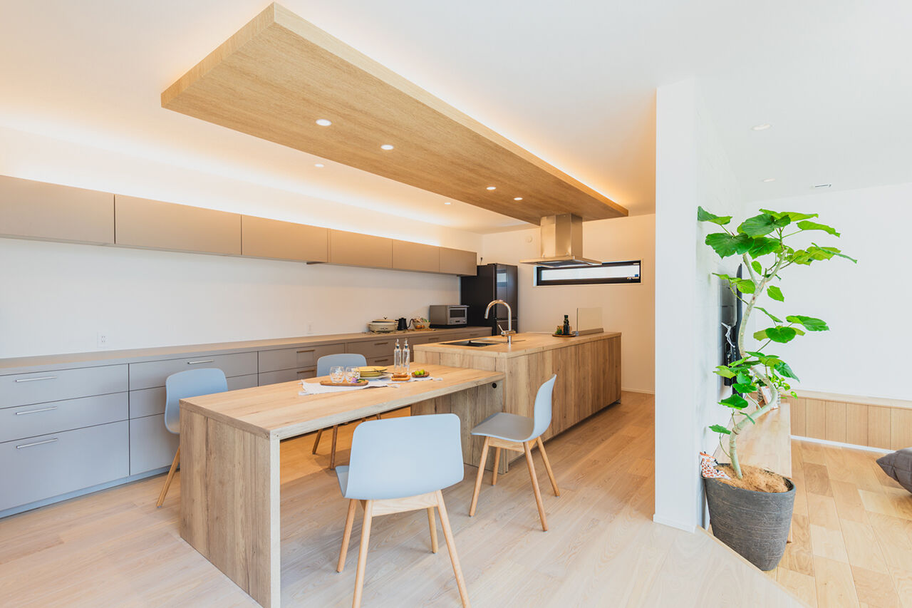 永代ハウス長崎 【平屋/ダウンリビング/中庭】明るいダウンリビングでくつろぐ、仲良し家族の平屋の建築実例画像4