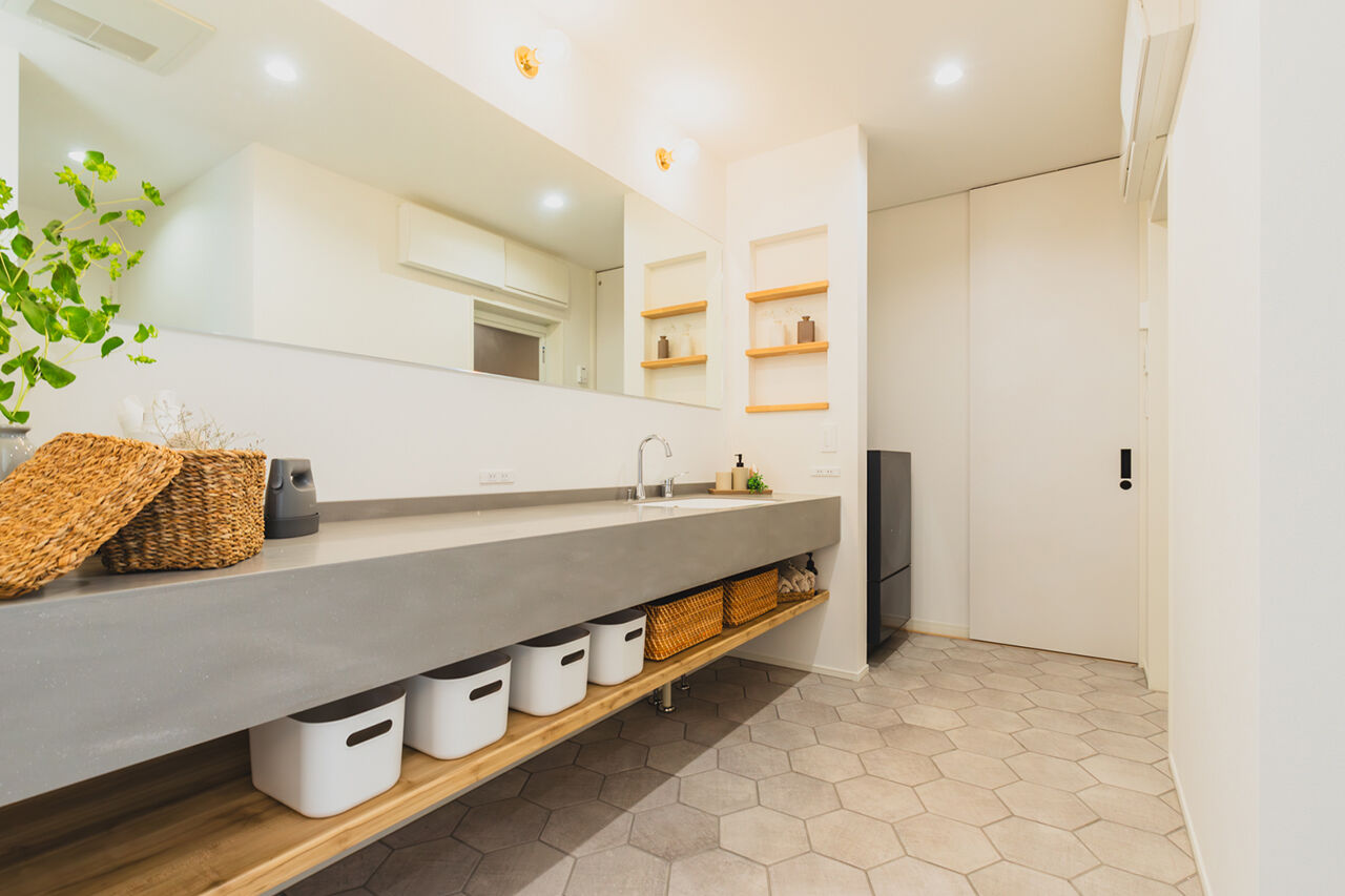 永代ハウス長崎 【平屋/ダウンリビング/中庭】明るいダウンリビングでくつろぐ、仲良し家族の平屋の建築実例画像7