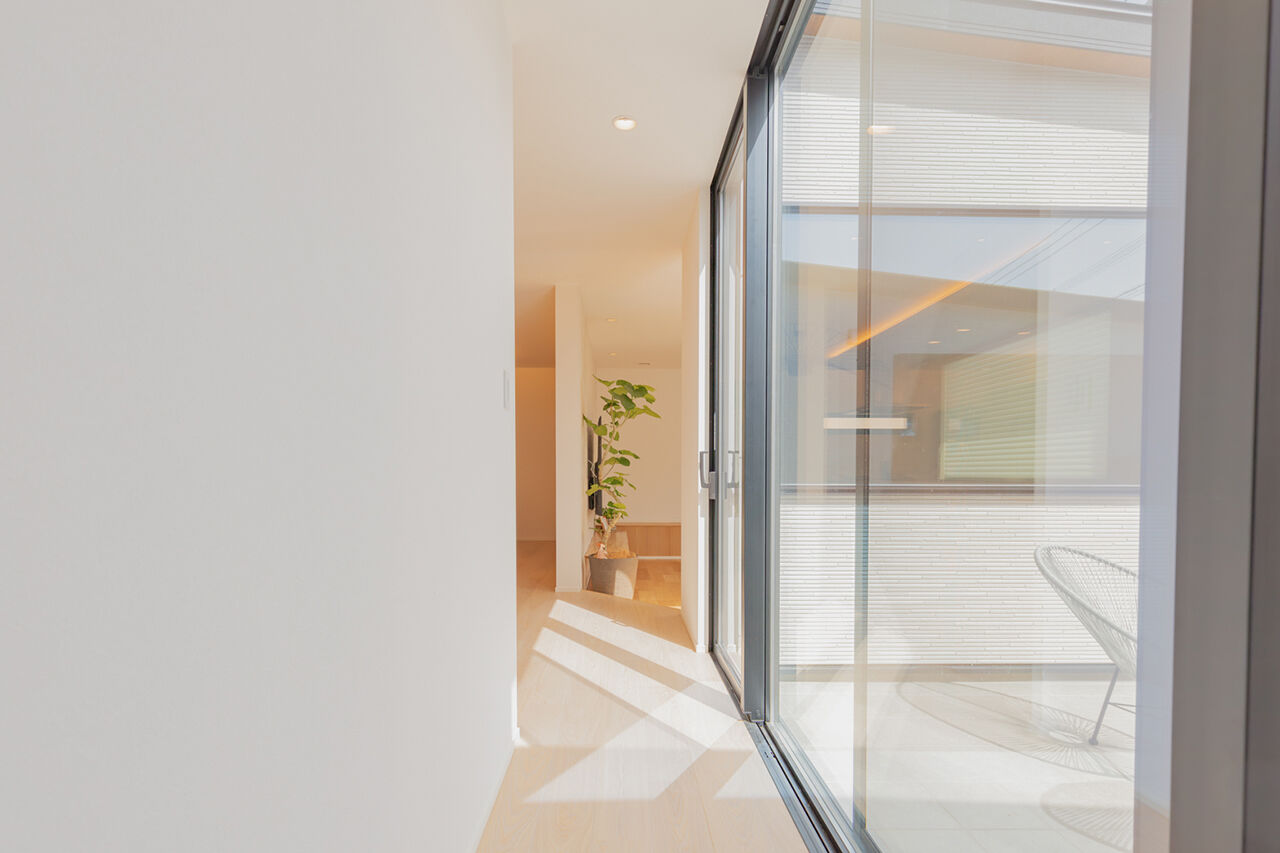 永代ハウス長崎 【平屋/ダウンリビング/中庭】明るいダウンリビングでくつろぐ、仲良し家族の平屋の建築実例画像8