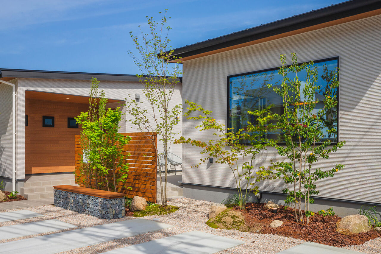 永代ハウス長崎 【平屋/ダウンリビング/中庭】明るいダウンリビングでくつろぐ、仲良し家族の平屋の建築実例画像9