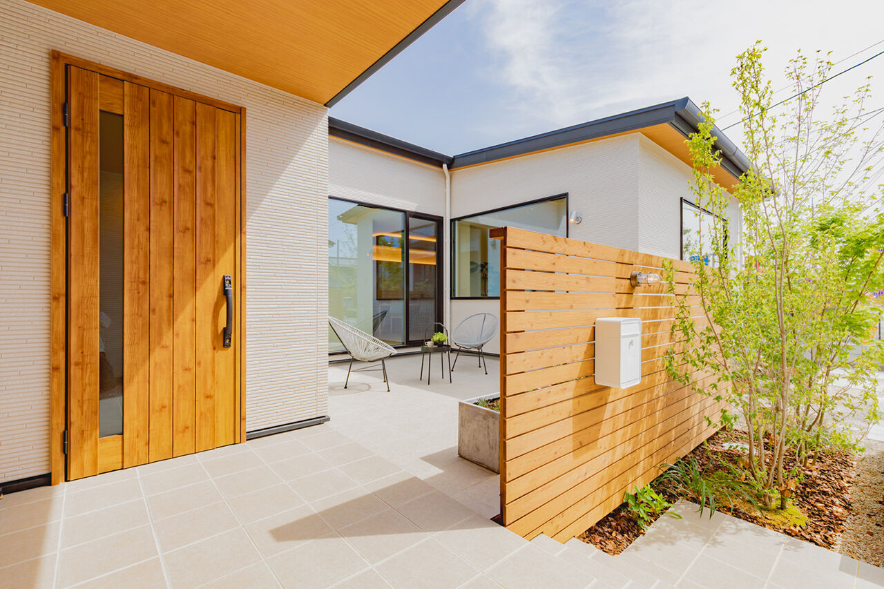 永代ハウス長崎 【平屋/ダウンリビング/中庭】明るいダウンリビングでくつろぐ、仲良し家族の平屋の建築実例画像10