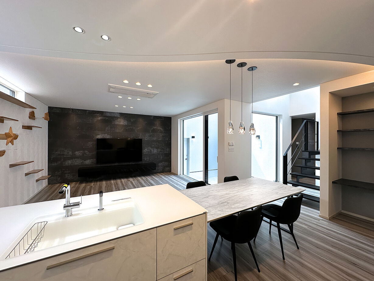 ファインホーム 【ビルトインガレージ｜3LDK｜キャットウォーク】人も猫も楽しく！中庭越しに愛車を眺めるガレージハウスの建築実例画像3