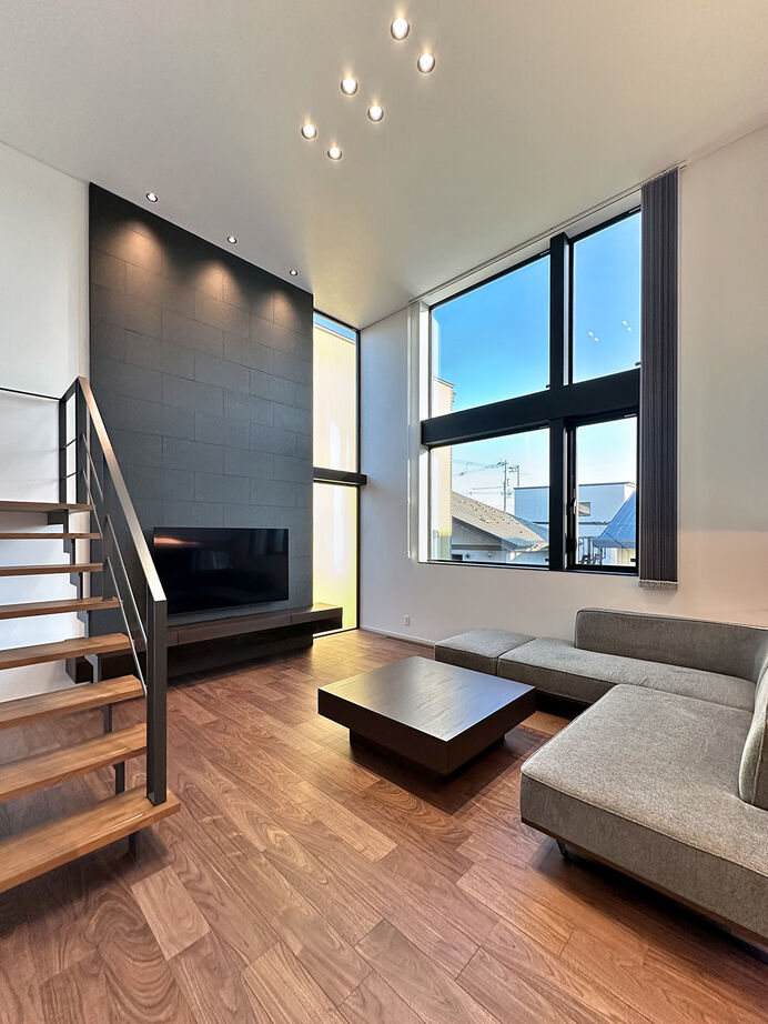 ファインホーム 【スキップフロア｜半地下｜書斎｜吹き抜け｜1.5階リビング】遊び心と機能美にこだわった、4層構造の住まいの建築実例画像2