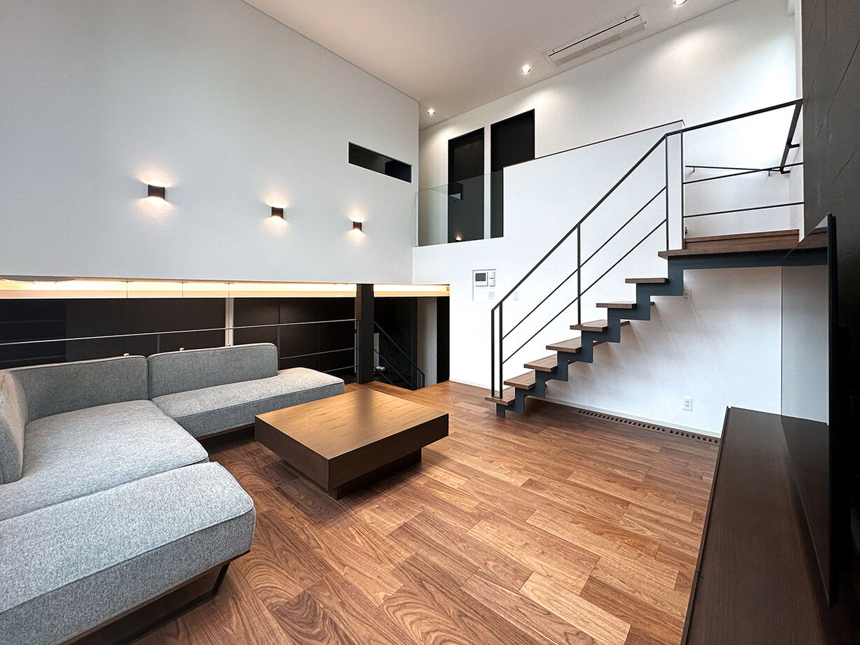 ファインホーム 【スキップフロア｜半地下｜書斎｜吹き抜け｜1.5階リビング】遊び心と機能美にこだわった、4層構造の住まいの建築実例画像3