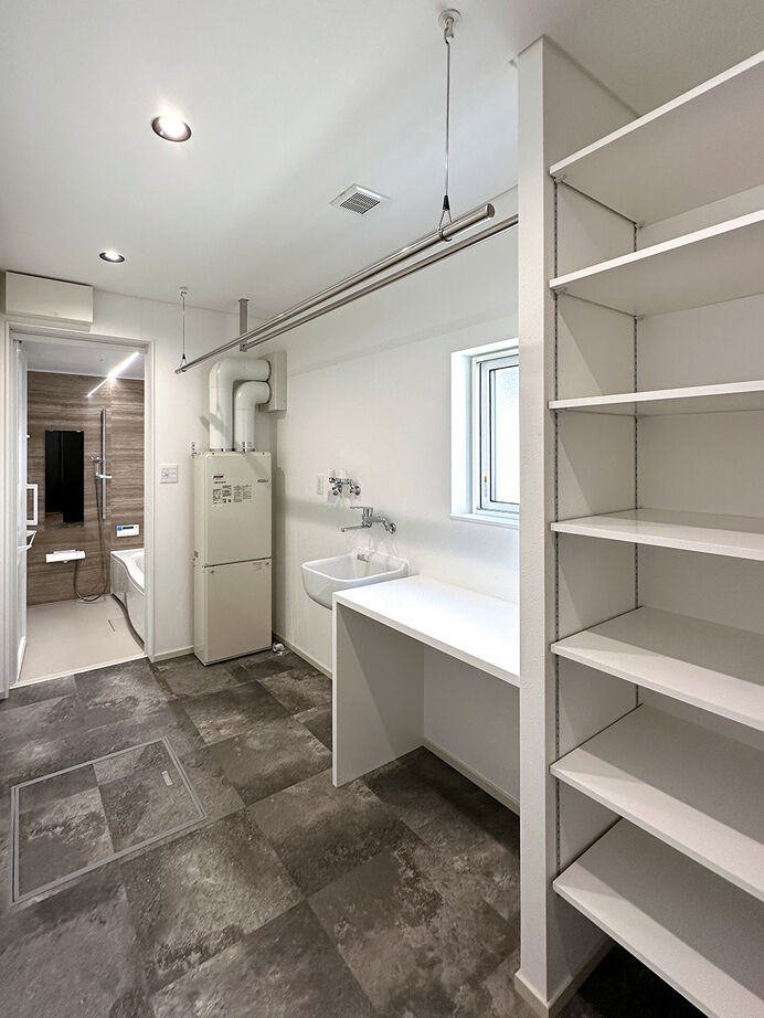 ファインホーム 【スキップフロア｜半地下｜書斎｜吹き抜け｜1.5階リビング】遊び心と機能美にこだわった、4層構造の住まいの建築実例画像9