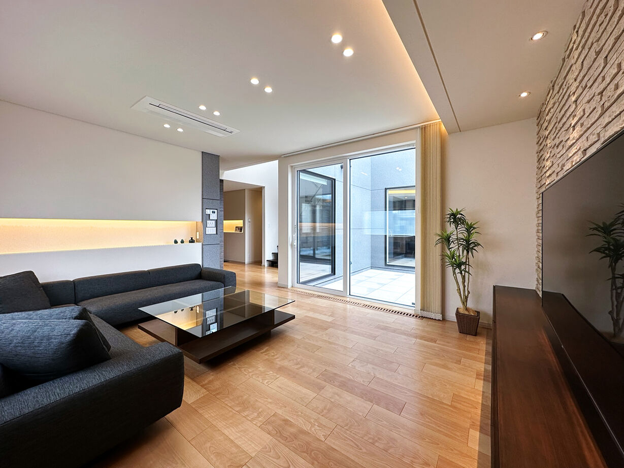 ファインホーム 【ビルトインガレージ｜オリジナルキッチン｜吹き抜け｜中庭】素材も性能もこだわり抜いた、上質な住まいの建築実例画像2