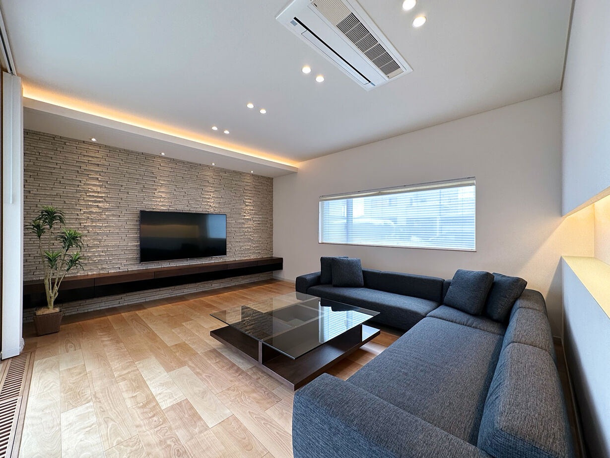 ファインホーム 【ビルトインガレージ｜オリジナルキッチン｜吹き抜け｜中庭】素材も性能もこだわり抜いた、上質な住まいの建築実例画像3