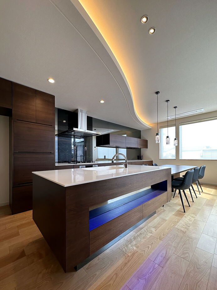 ファインホーム 【ビルトインガレージ｜オリジナルキッチン｜吹き抜け｜中庭】素材も性能もこだわり抜いた、上質な住まいの建築実例画像4